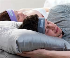 couple-wearing-sleep-phones